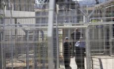 الاحتلال يعتقل والدة أسير من قباطية خلال زيارتها لنجلها