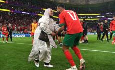 التايمز: لاعبو المغرب وأمهاتهم أضفوا جوا شاعريا على مونديال قطر