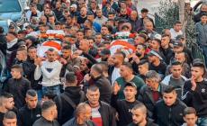 جماهير رام الله تشيع جثماني الشهيدين عنبر وشرايعة