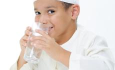تعرف على الطريقة الصحيحة لشرب الماء في رمضان 2023