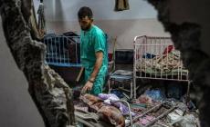 الاحتلال يفجر روبوتًا مفخخًا أمام مستشفى كمال عدوان ويصيب طبيبًا بجروح خطيرة