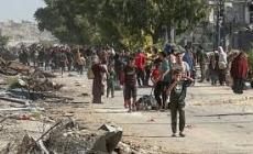 عائلات فلسطينية نازحة من شمال القطاع هربا من قصف طائرات الاحتلال