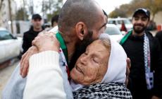 الإعلام العبري: إطلاق سراح 802 أسير فلسطيني في أكبر دفعة ضمن صفقة التبادل