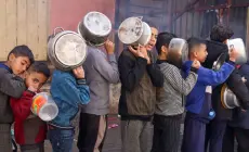 الجوع ينهك أجساد أطفال غزة.. وتجار الحرب تنتفخ كروشهم