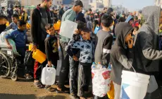 الإعلامي الحكومي: الاحتلال يفاقم معاناة النازحين في الجنوب ويعمّق الأزمة الإنسانية