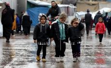 شتاء غزة القاسي.. نازحون يواجهون البرد تحت خيام مهترئة وحصار خانق