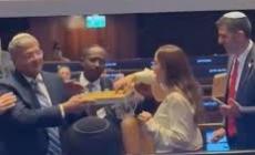 بن غفير يوزّع الحلوى في (الكنيست) احتفالاً بقانون إعدام الأسرى.. الفاشية (الإسرائيلية) تتعمق