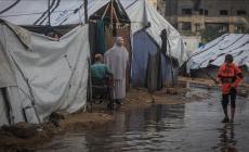 الخيام تتطاير… شتاء غزة يقتلع آخر ما تبقّى من ستر النازحين