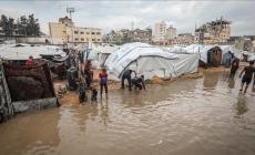 بين عاصفة ذهبت وأخرى ستأتي… خوف يزداد لدى سكان الخيام في غزة