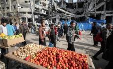 سوق العمل في غزة.. بطالة خانقة وأسعار تلتهم ما تبقى