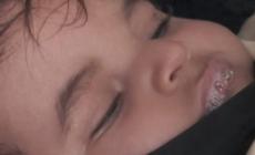 هاني في حضن أمه… طفلٌ يصارع التشنجات فيما ينتظر إذنًا للحياة خارج غزة