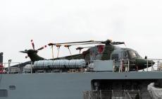 طائرة في مهبط القاعدة العسكرية