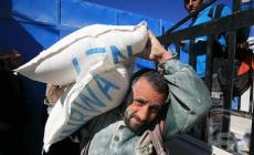 أحد العاملين في وكالة الغوث بغزة (الأرشيف)