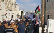 رفع المشاركون في الوقفة صور الصحفي القيق