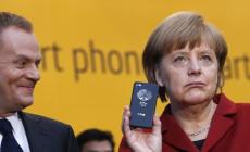 المستشارة الألمانية أنجيلا ميركل تحمل هاتفًا ذكيا