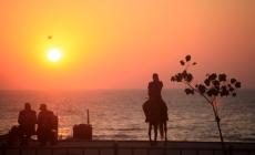 أجواء حارة نسبيا مع فرصة لسقوط زخات من الأمطار