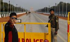 أحد الهنود يلتقط صورة سيلفي (أرشيفية)