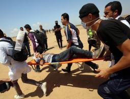 صورة لاصابة احد الشبان بمسيرات العودة الكبرى