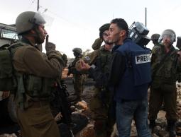 صورة لاعتقال الاحتلال صحفي فلسطيني في الضفة المحتلة