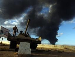 اشتعلت النيران في الخزان السادس بميناء رأس لانوف النفطي، وذلك على خلفية الاشتباكات والقصف- أ ف ب