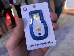 مفتاح الأمان المادي المسمى Titan Security Key