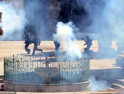 صورة لاعتداء الاحتلال على المصلين بالاقصى