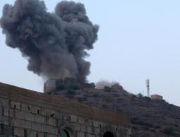 المقاتلات السعودية الإماراتية ألقت أعدادا هائلة من القنابل والصواريخ على مختلف مدن اليمن (غيتي)