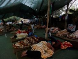 نشطاء يبيتون في مخيم بالخان الأحمر في مساع لإعاقة خطط إسرائيلية لهدم القرية (رويترز)