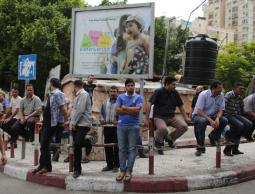 شباب عاطلون عن العمل