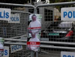لافتة معلقة على حاجز عند مدخل القنصلية السعودية في إسطنبول تطالب بكشف مصير خاشقجي