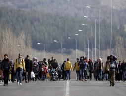 مئات المهاجرين القادمين خصوصا من سوريا والعراق في أحد الطرق السريعة الذي يربط بين حدود اليونان ومقدونيا