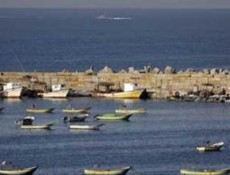 سفينة ابو عودة اصيب باعطال بسبب اصطدامها بالصخر