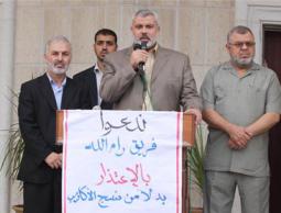 رئيس الوزراء خلال اعتصام تضامني مع عوائل الشهداء 