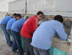 أولاد يشربون من حوض مياه يمتلىء بالقاذ ورات