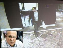 صورة تظهر القيادي المبحوح قبل اغتياله وفي الاطار "مسئول الموساد الصهيوني"
