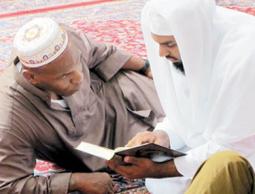 الداعية محمد العريفي يعلمه القرآن