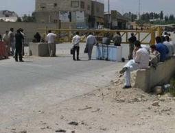 طلاب الضفة يعانون من الحواجز