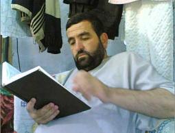 أسير يقرأ القرآن الكريم