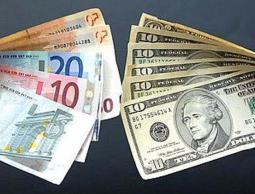 اليورو يرتفع والدولار يهبط