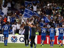 لاعبو الهلال يحيون جماهيرهم بعد الخسارة