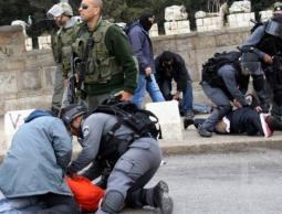 الاحتلال يعتدي على شاب فلسطيني (الأرشيف)