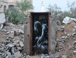  لوحة كانت مرسومة على باب منزله المقصوف للرسام العالمي بانكسي