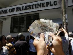 صرف رواتب موظفي السلطة الإثنين وإحالة 5000 موظف جديد للتقاعد