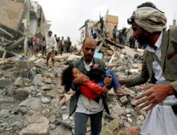 الطفلة بثينة أصيبت في قصف نفذه التحالف العربي وأودى بحياة عائلتها (رويترز)