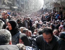 صورة (أرشيفية) للاجئين الفلسطينيين في مخيم اليرموك المحاصر لأكثر من عامين