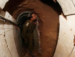 ضابط اسرائيلي في نفق للمقاومة على حدود غزة