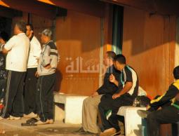 دكة بدلاء الجمعية خالية من اللاعبين