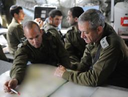 بيني غانتس خلال الإطلاع على خطة عسكرية