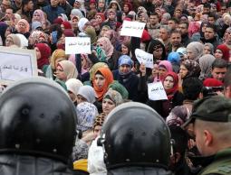 بتوصية أمنية.. حكومة فتح تحيل ناشطي حراك المعلمين بالضفة للتقاعد