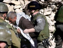 قوات الاحتلال تعتقل شاب فلسطيني (الأرشيف)
